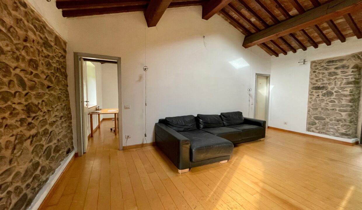 7- living room - ceilings with original beams